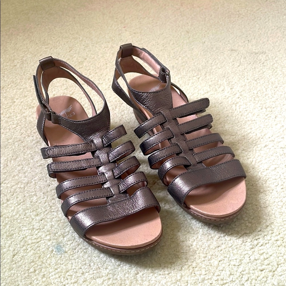 NWOT Dansko Athena leather Sandals Sz 9.5 pewter adjustable straps 1.5” heel